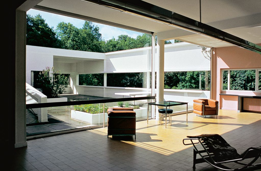 Le Corbusier designed the Villa Savoye between 1929 and 1931. ca. 2002 Poissy, France